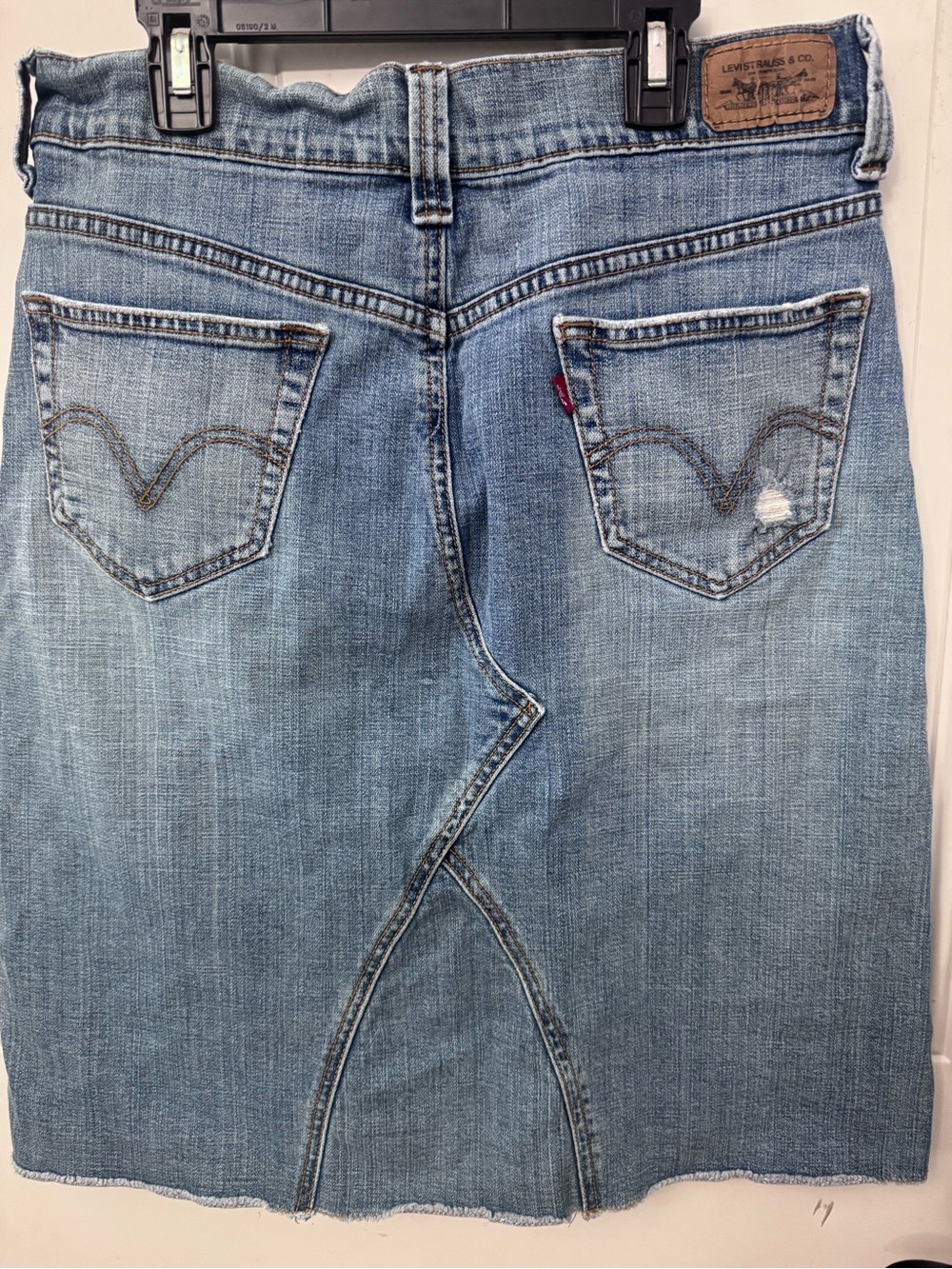 Women’s Levi’s Denim Skirt With Raw Hem Front Seam Detail size 10 - Picture 4 of 8